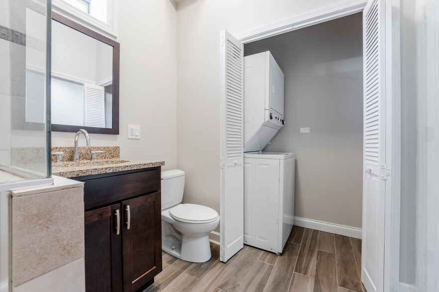 Building Photo - 1756 W Montrose Ave