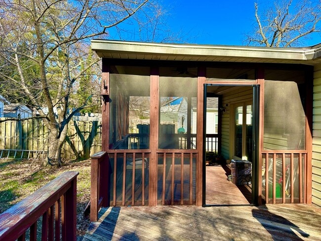 Building Photo - 4 Bed + 2 Bath - Screened in Porch! Pets W...