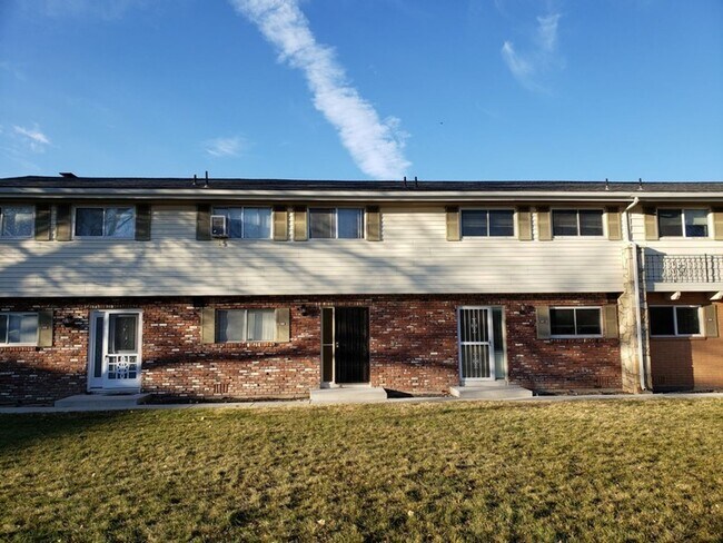 Building Photo - 2 Bedroom 1.5 Bath Townhome with Washer...