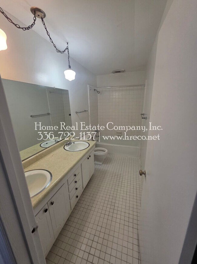 Building Photo - 1441 Brookwood Dr