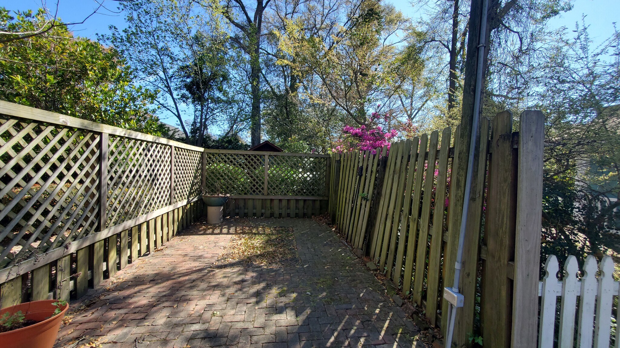 Building Photo - 210 N 6th St