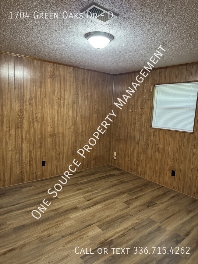 Building Photo - 1704 Green Oaks Dr SE