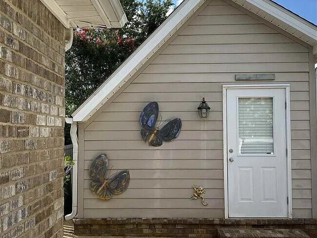Building Photo - 106 Riveroaks Dr
