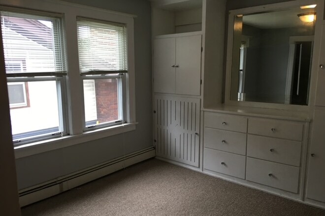 Building Photo - 2080 Roblyn Ave