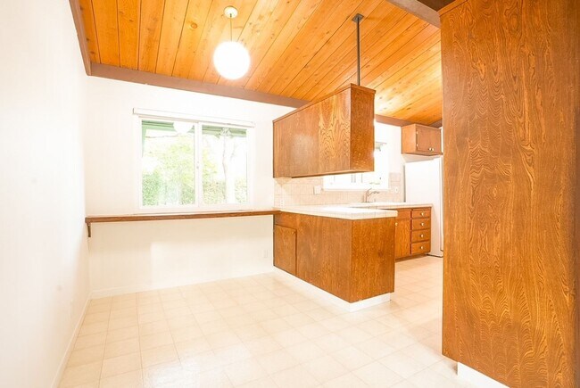 Building Photo - Charming 3-Bedroom Country House