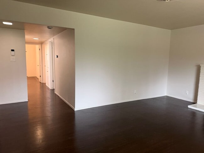 Building Photo - Adorable 3 bedroom 1.5 bath home garden setting