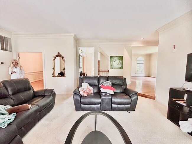 Building Photo - 10503 Aubinoe Farm Dr
