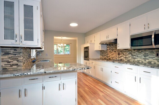 Building Photo - Spacious 5-Bed 3-Bath Home in Edina - Available Now!