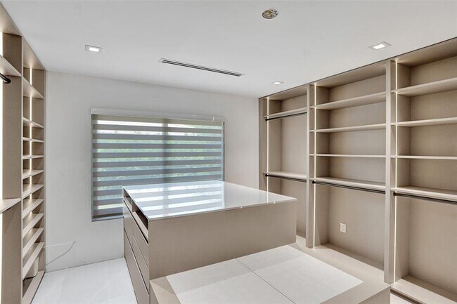 Building Photo - 2800 Banyan Blvd Cir NW