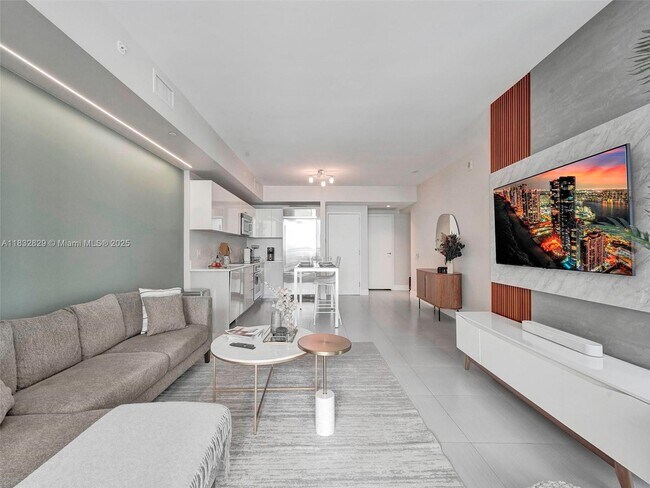 Building Photo - 1300 Brickell Bay Dr