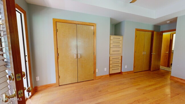 Building Photo - 245 Lakeside Dr