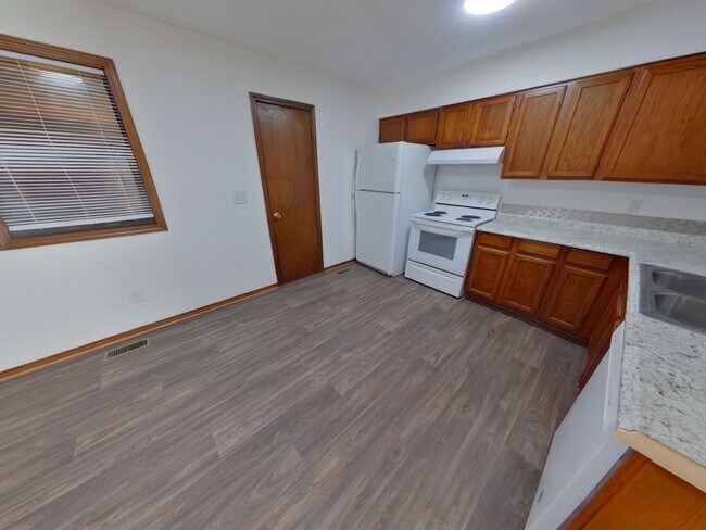 Building Photo - 3233 Illinois Apt #4