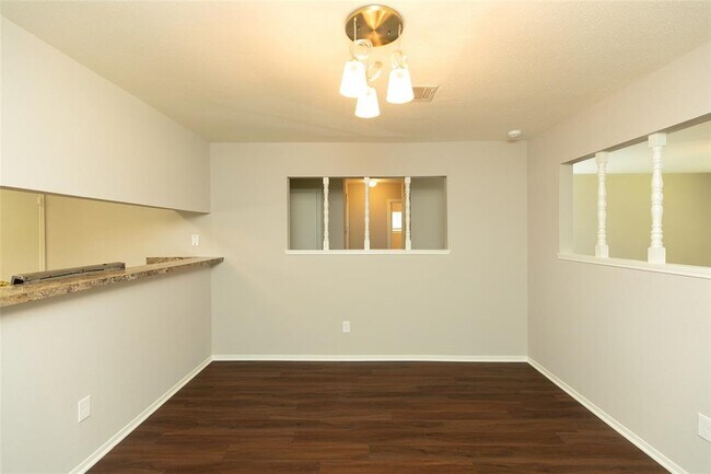 Building Photo - 2555 Halstead Dr