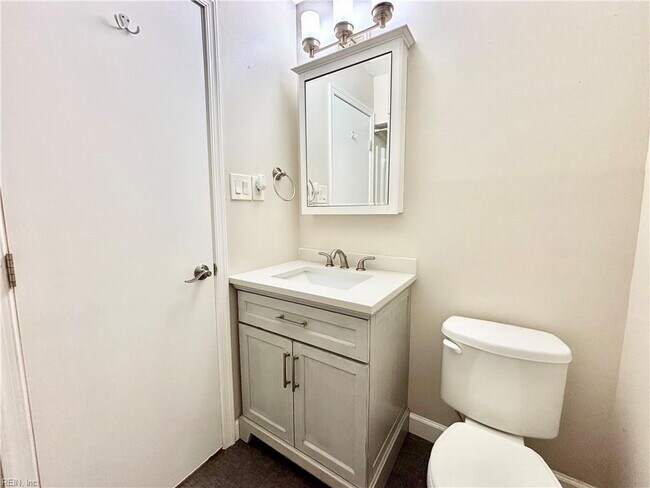 Building Photo - Gorgeous Condo in Willoughby Beach