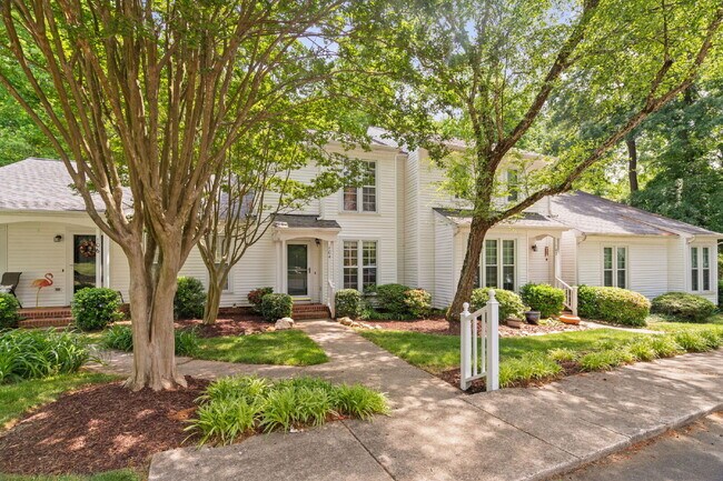 Building Photo - Stylish & Fully Updated 2-Bedroom Townhous...