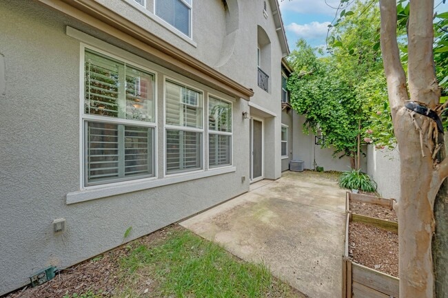 Building Photo - 3BR/3BA Folsom Condo with Fireplace + 2 Car Garage