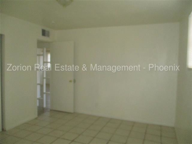 Building Photo - 302 W 11th St