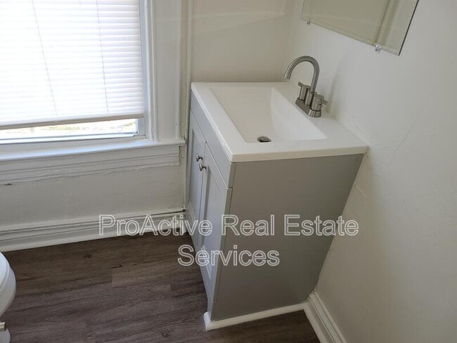 Building Photo - 3225 Lyons Ave