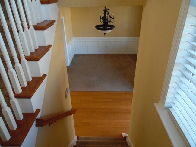 Building Photo - Stunning 4 bedroom with mother-in-law suite on main level