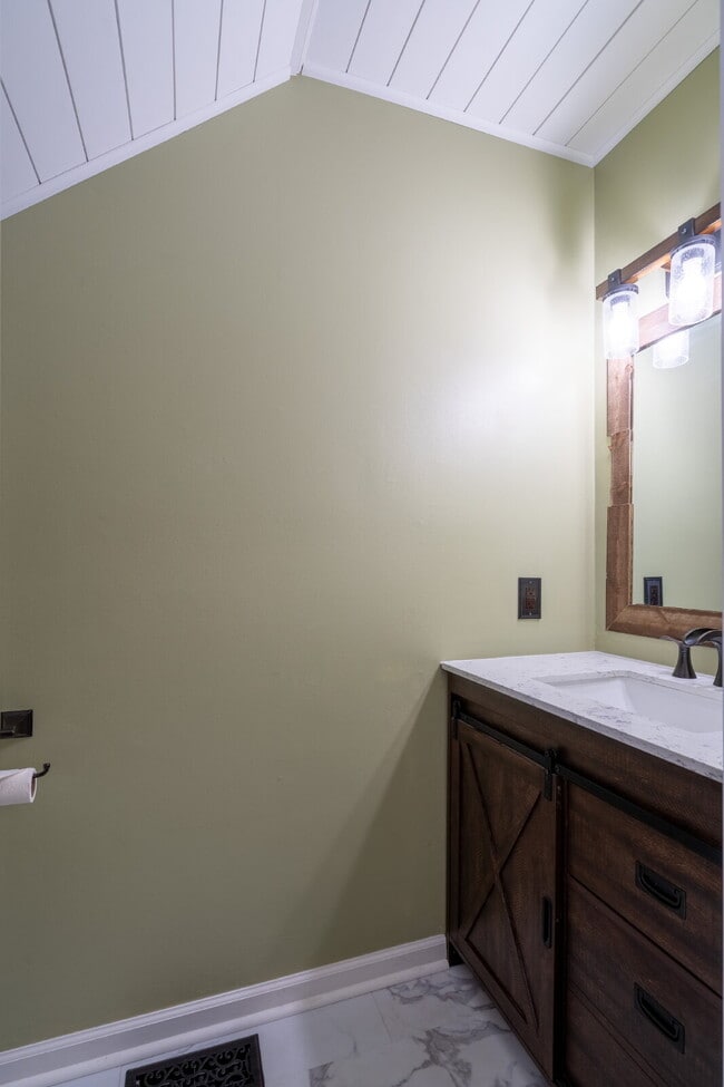 Building Photo - Two Bedroom Townhome in Raleigh's Heart!