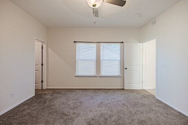 Building Photo - 1040 Indigo Sky St