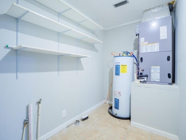 Building Photo - 804 Lakeland Ave