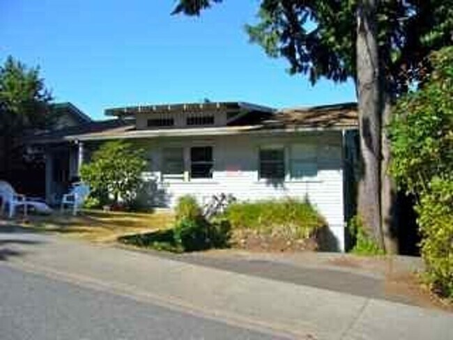 Building Photo - 2 & 4 Bedroom Apartments with Classic Charm & Bay View