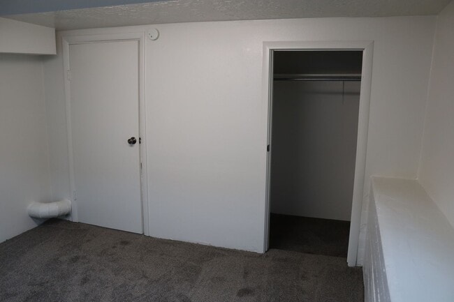 Building Photo - 6 bedroom 2 bath home