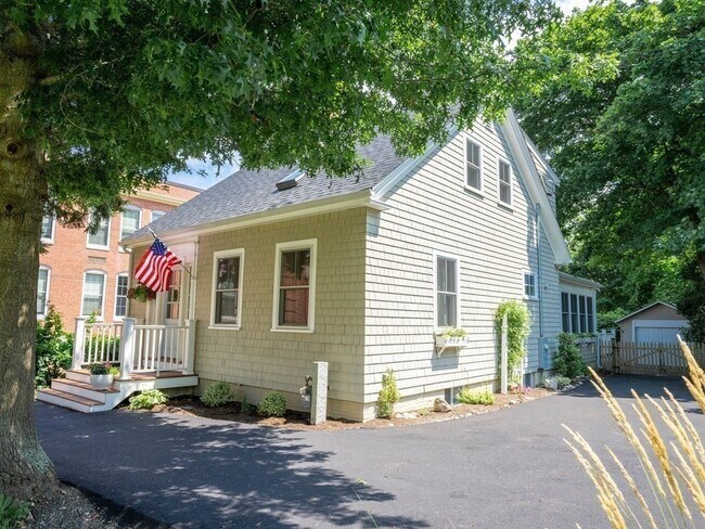 Building Photo - 66R Sandwich St