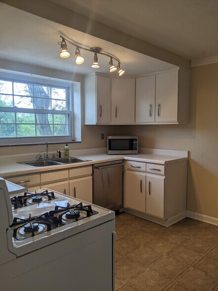 Kitchen - 52 Chapel Dr