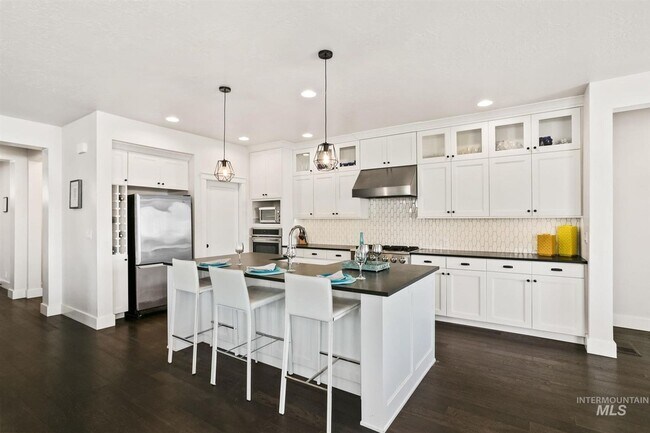 Building Photo - Stunning Modern Home Near NE Foothills | Mountain Views | Designer Finishes