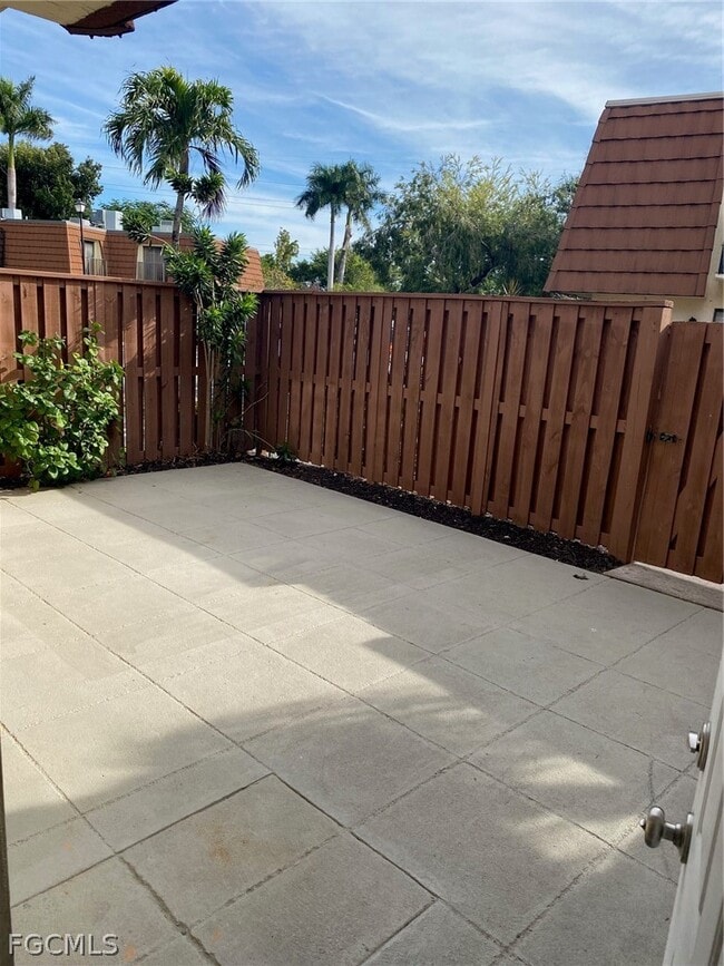 Building Photo - 5245 Cedarbend Dr