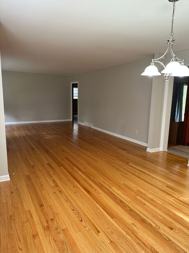 Building Photo - 708 Cave Mill Rd