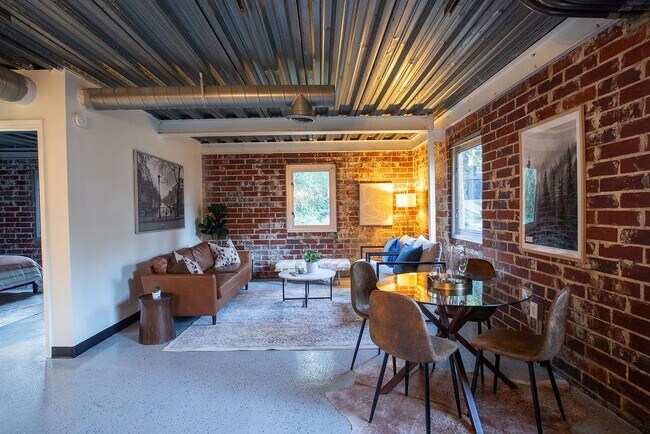 Building Photo - 15 Burbank Dr SW