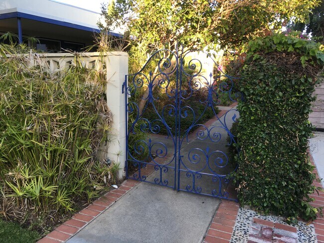 Building Photo - 1042 Pearl St