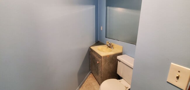 Building Photo - Fantastic Sylvan Setting off Ballinger Lake Forest Park