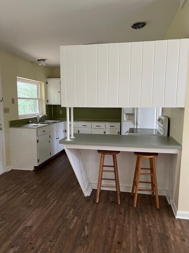 Building Photo - 2002 Chowkeebin Nene