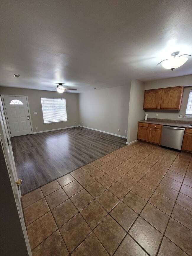 Building Photo - 416 Shade Tree Ln