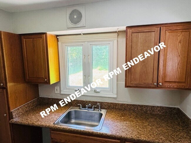 Building Photo - Just Hit the Market — Spacious Layout + Basement Space in St. Louis, Housing Choice Voucher Accep...