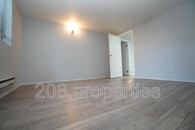 Building Photo - 1229 S Lincoln Ave