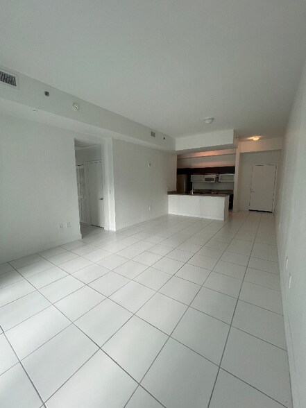 Building Photo - 950 Brickell Bay Dr