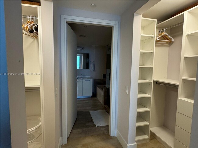 Building Photo - 1300 Brickell Bay Dr