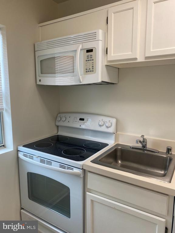 Building Photo - 1816 Queens Ln