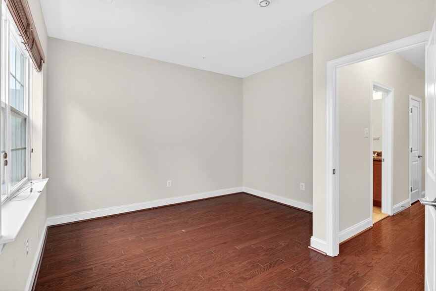 Building Photo - 65 Linden Pl