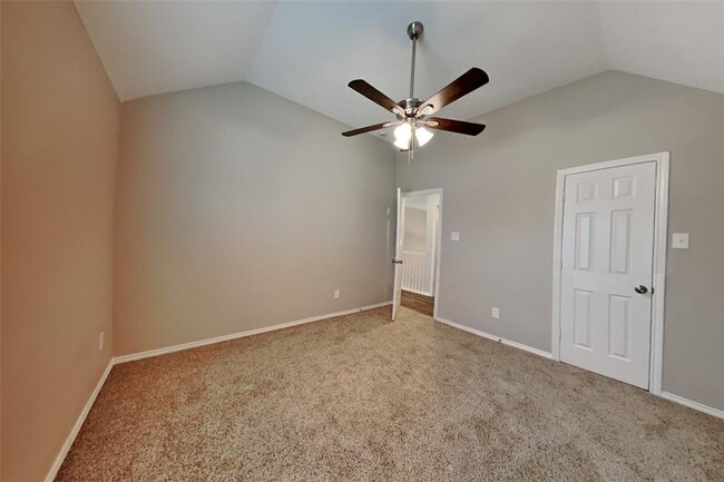 Building Photo - 2727 Lakecrest Way Dr