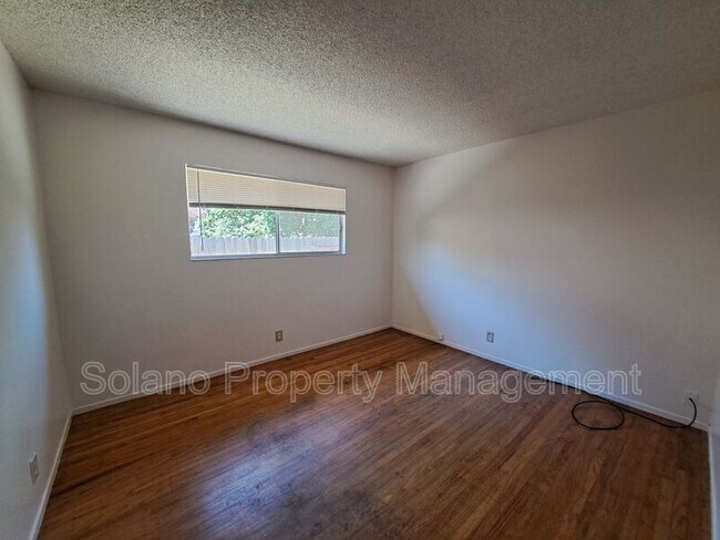 Building Photo - 2519 Heather Dr