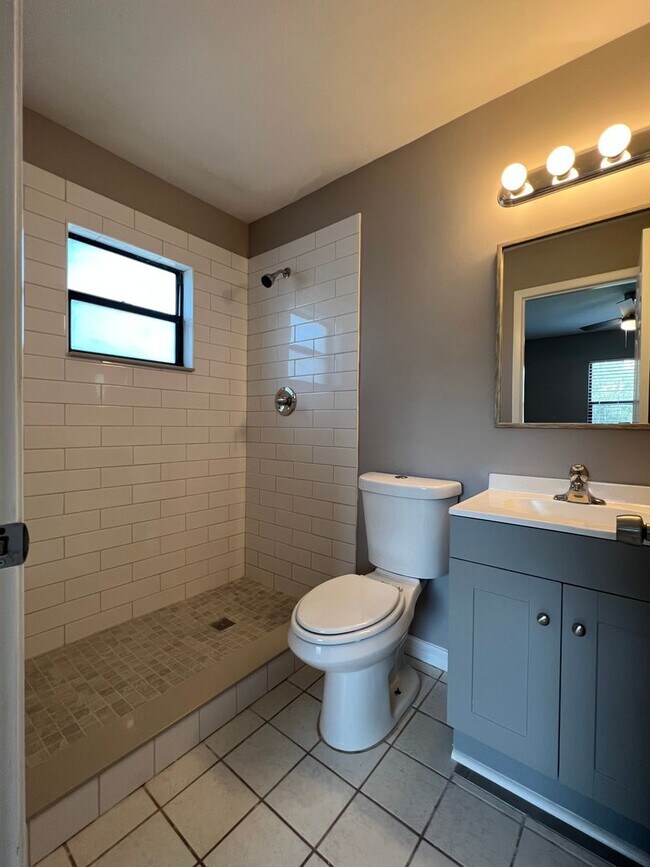 Building Photo - Updated & Remodeled 2/2 Townhouse in Kissi...