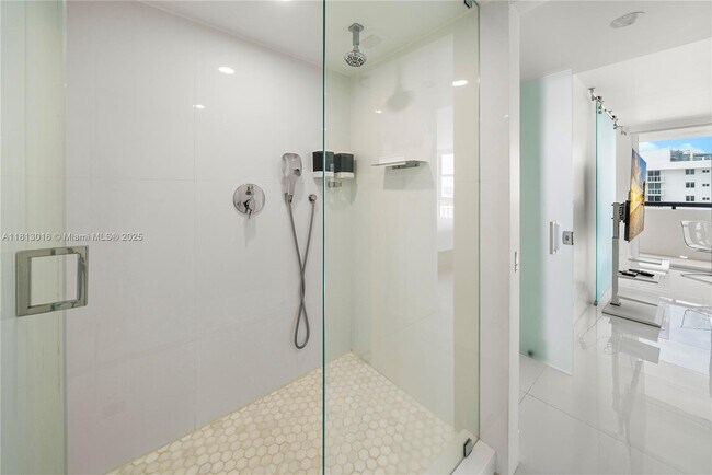 Building Photo - 2555 Collins Ave