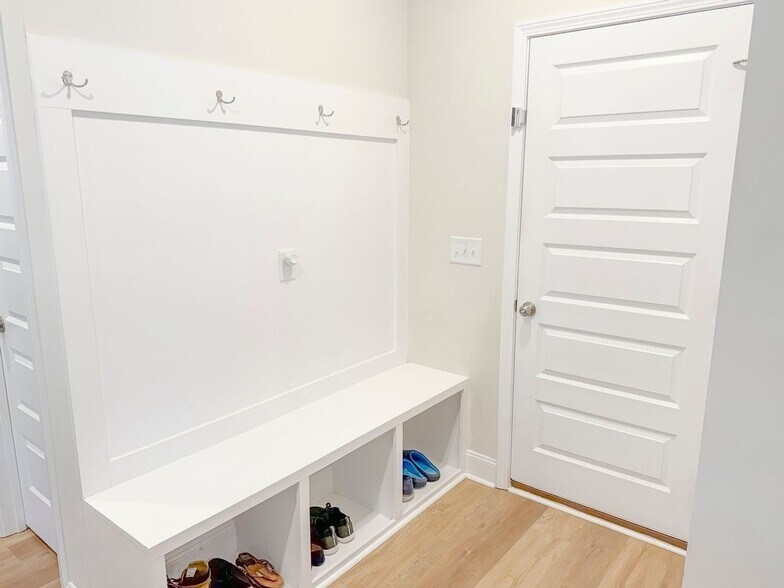 Building Photo - 711 Elderberry Dr