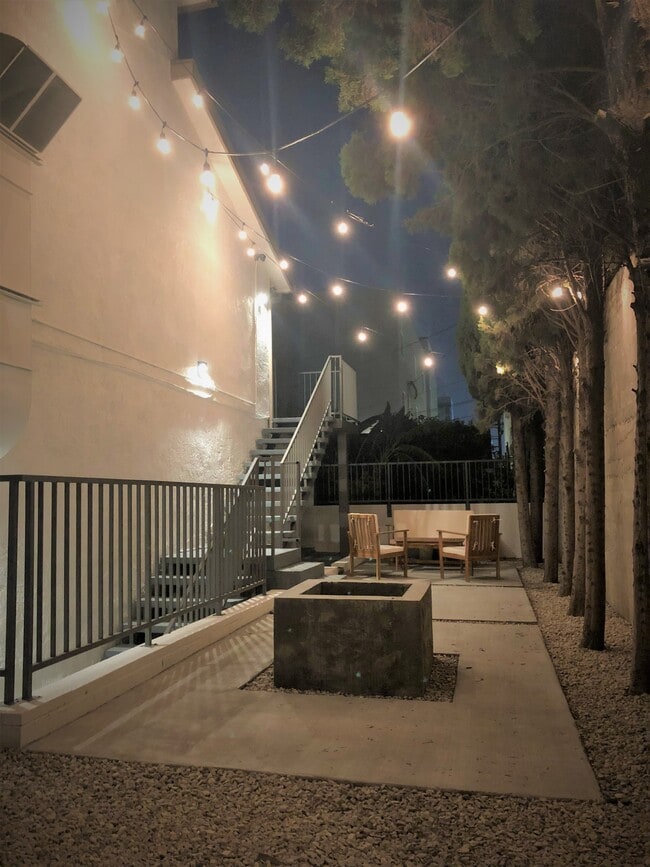 Building Photo - 4746 Oakwood Ave
